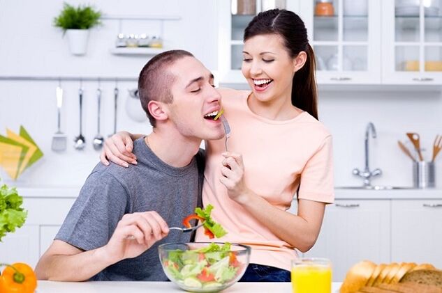 a lány a potencia érdekében vitaminos salátával táplálja a férfit